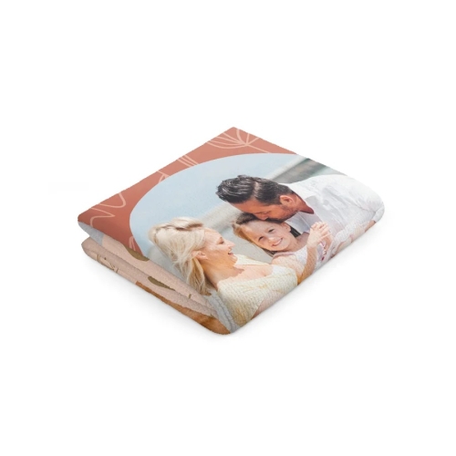 Netjes opgevouwen personaliseerbare handdoek voor de vakantie flair. van yoursurprise.nl