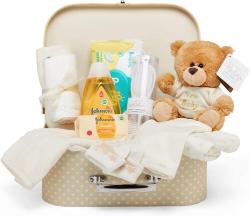 aanstaande papa pakket vol met babyproducten zoals, doekjes, luiers, kleding en een schattig beertje. van Amazon.nl