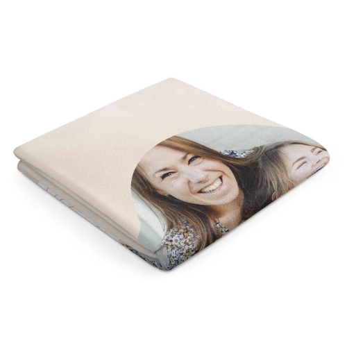 Nette opgevouwen handdoek met de optie om je eigen foto erop te bedrukken. van yoursurprise.nl