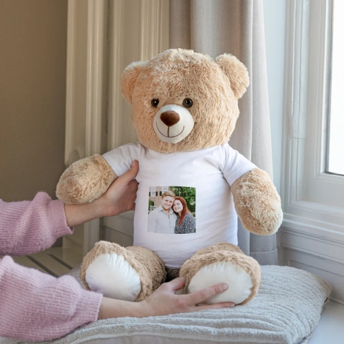 Grote knuffelbeer met een T-shirt aan waar je een foto op kan laten drukken. van yoursurprise.nl