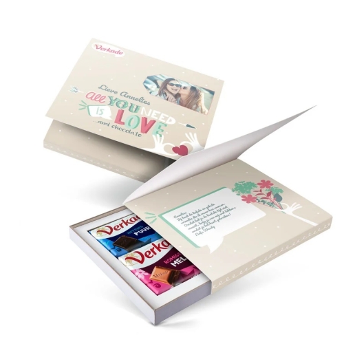 Afbeelding van een personaliseerbare Verkade giftbox, gevuld met een selectie Verkade producten en een kaart met de optie om een boodschap of foto te personaliseren.