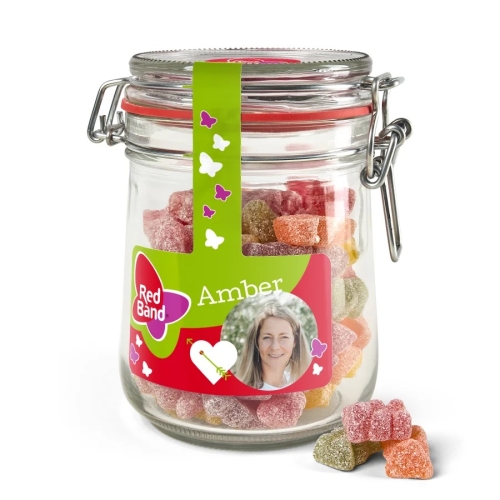 Glazen pot gevuld met redband snoep met gepersonaliseerde verpakking van yoursurprise.nl