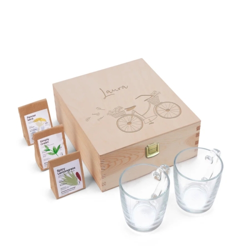 pakket met verschillende soorten thee in een gepersonaliseerde houten theekist met twee thee glazen van yoursurprise
