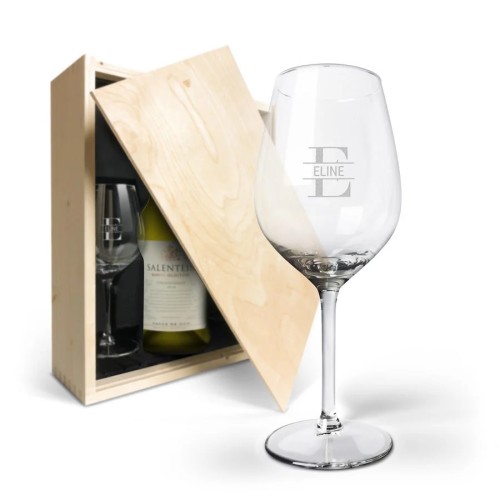 Personaliseerbare doos met salentein-chardonnay wijn en 2 gegraveerde glazen. van yoursurprise.nl