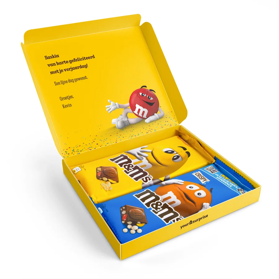Afbeelding van een gepersonaliseerde M&M giftbox, met een opdruk van een naam of afbeelding op de buitenkant van de doos. Inhoud van de doos bestaat uit M&M chocolade, verpakt in verschillende kleuren en smaken. Het is een perfect cadeau voor iemand die van chocolade houdt en waardering heeft voor unieke, op maat gemaakte geschenken.