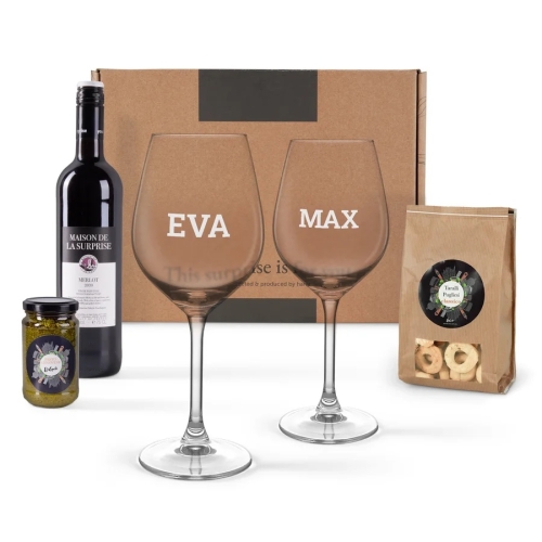 Relax wijn borrelpakket met personaliseerbare wijnglazen, wijn, toastjes en tapenade. van yoursurprise.nl