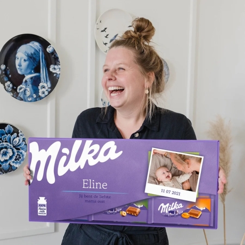 Een gepersonaliseerde Milka-chocoladereep met naam en foto op de verpakking.