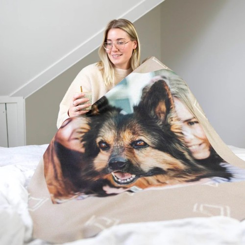 Vrouw in bed met een personaliseerbare fleece deken. van yoursurprise.nl