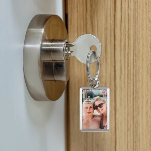 Sleutel in een slot met Personaliseerbare sleutelhanger. van yoursurprise.nl
