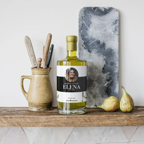 olijfolie bedrukt met een naam en foto afgebeeld op een keukenblad 